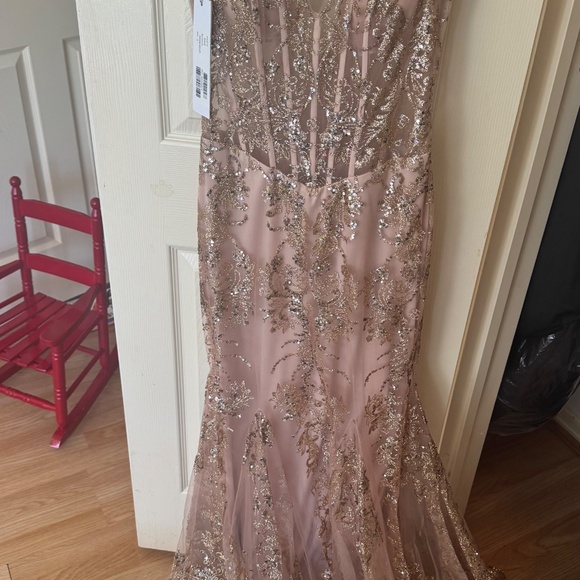 Dress - Picture 2 of 8